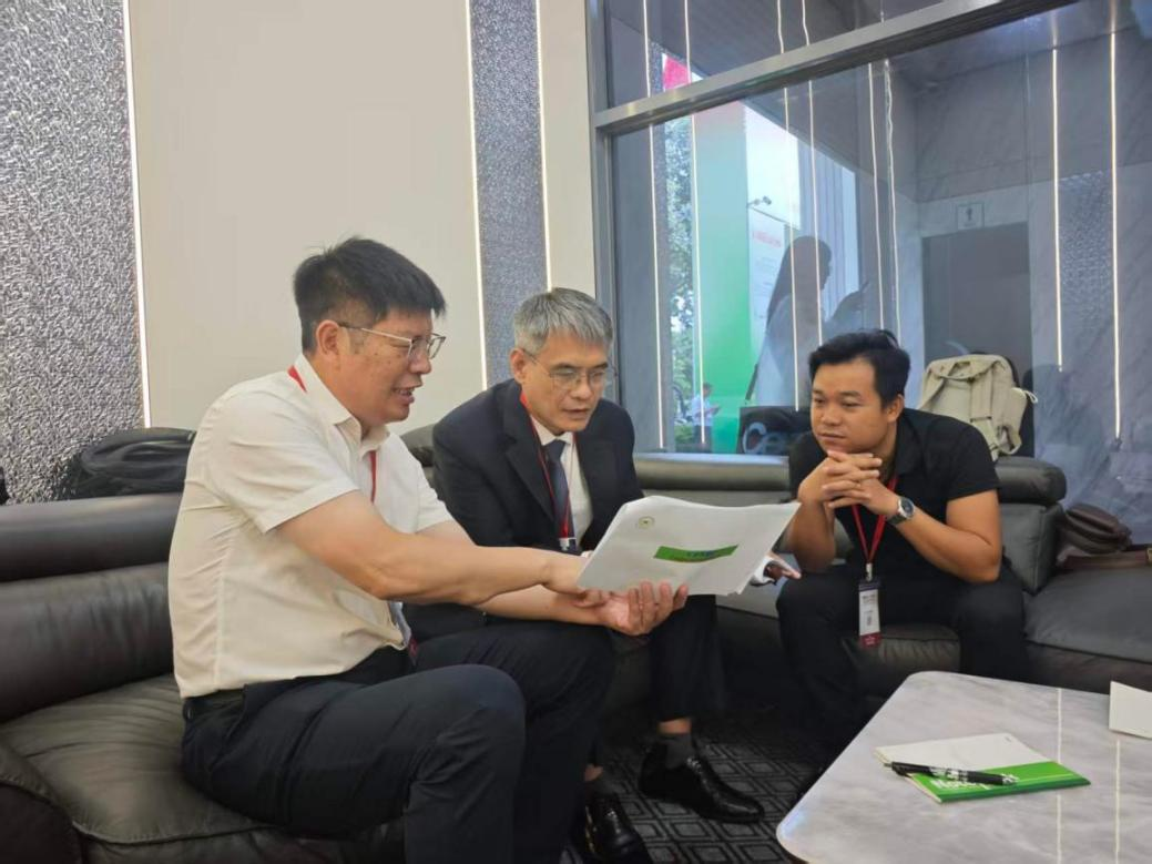 江西省农业机械化协会会长吴罗发赴越南开展科研交流并参观越南农机展